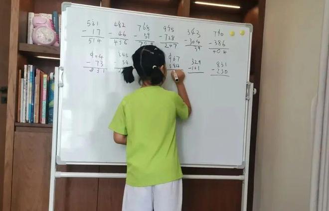 从不会5以内加减法到搞定多位数混合运算谱系女儿只用了半年！妙招是(图1)